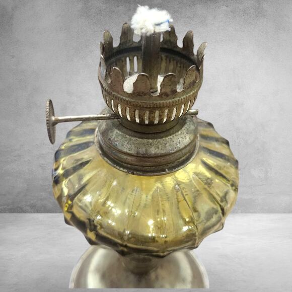 vintage Amber Glass oil lamp, kerosene lamp,ruffled globe,cottage - Picture 4 of 10